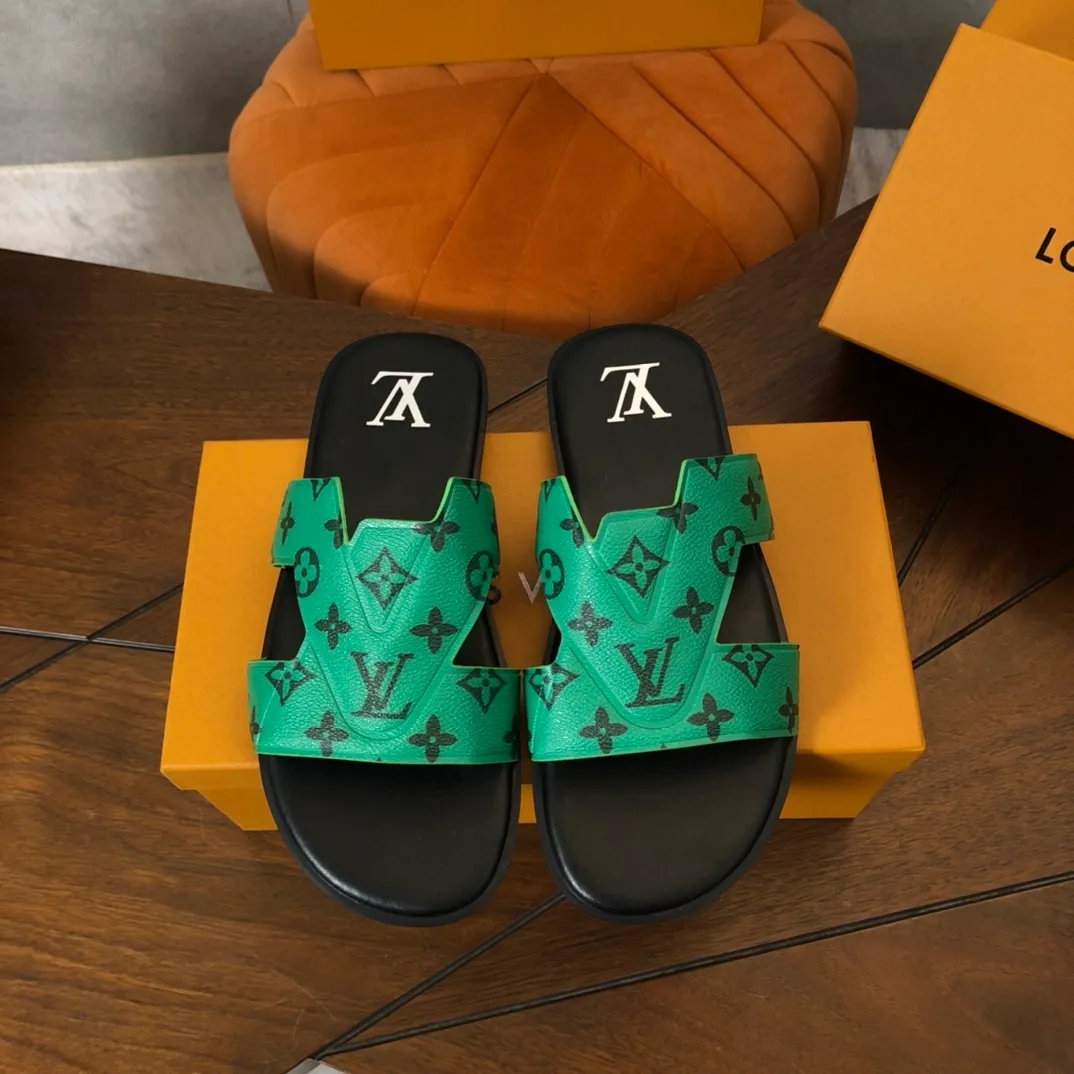 Factory price: 270💰LV counters are selling new brand luxury men's slippers, casual, loose and comfortable. The must-have model in the picture above [Happy][Happy], multiple colors available Size: 38-44, customized 45